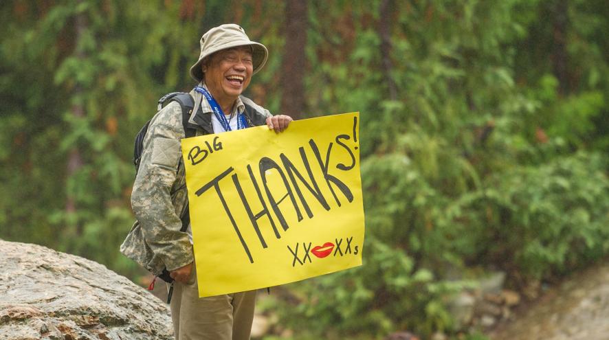 Dementia advocate Mario holding a 'Thanks!' sign at the 2018 Climb for Alzheimer's.