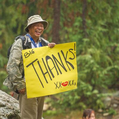 Dementia advocate Mario holding a 'Thanks!' sign at the 2018 Climb for Alzheimer's.