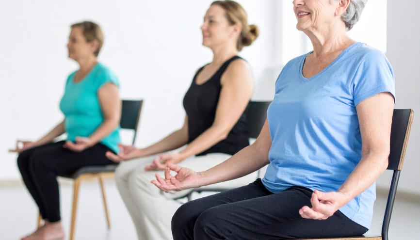 Photo cours de yoga sur chaise