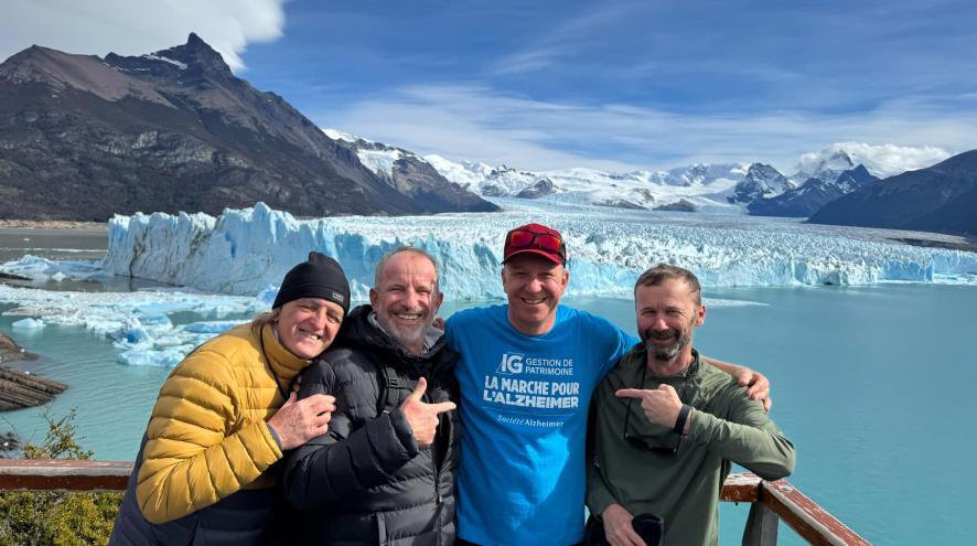 David Cartier portant un chandail de la Marche pour l'Alzheimer en Patagonie