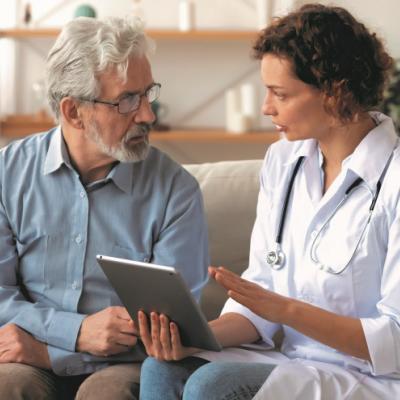 un patient et une professionnelle de santé discutent