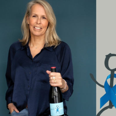 Nathalie Bonhomme et une bouteille des vins bonhomme pour la cause des Sociétés Alzheimer