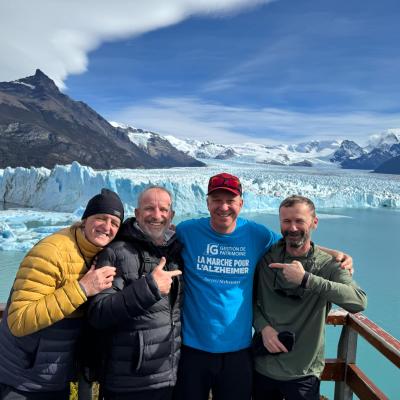 David Cartier portant un chandail de la Marche pour l'Alzheimer en Patagonie